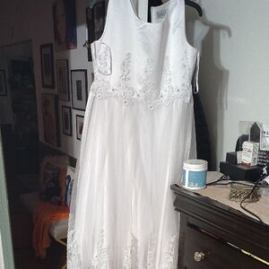 Elegant White Sleeveless Dress with Lace Details